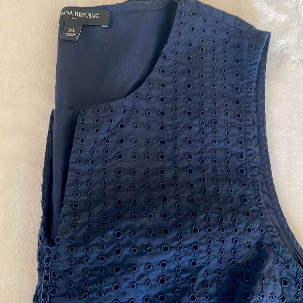 Banana Republic Navy Blue Linen Eyelet Sleeveless Top, size XL - Picture 3 of 5